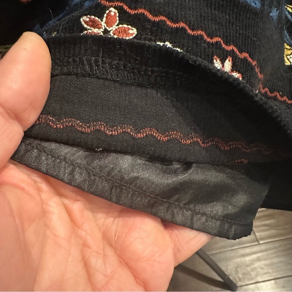 Black embroidered mini skirt - Picture 3 of 8